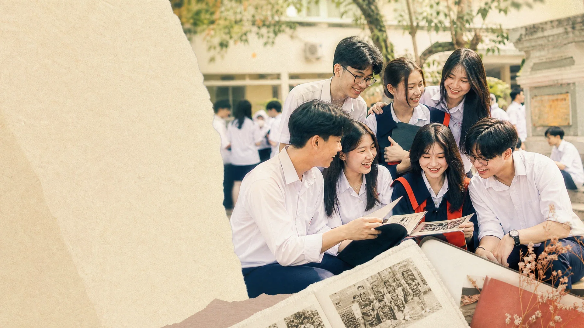 Nhóm học sinh cùng xem album kỷ yếu trong sân trường